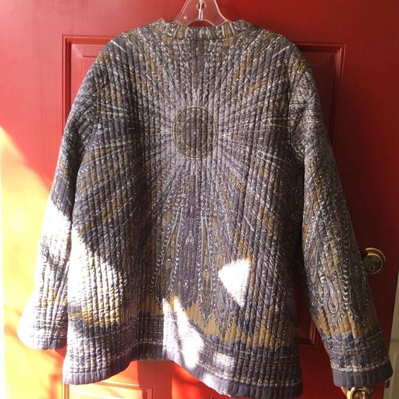 REVERSIBLE QUILTED lightweight jacket, pit to pit 24 1/2” Large Preworn - Picture 6 of 16